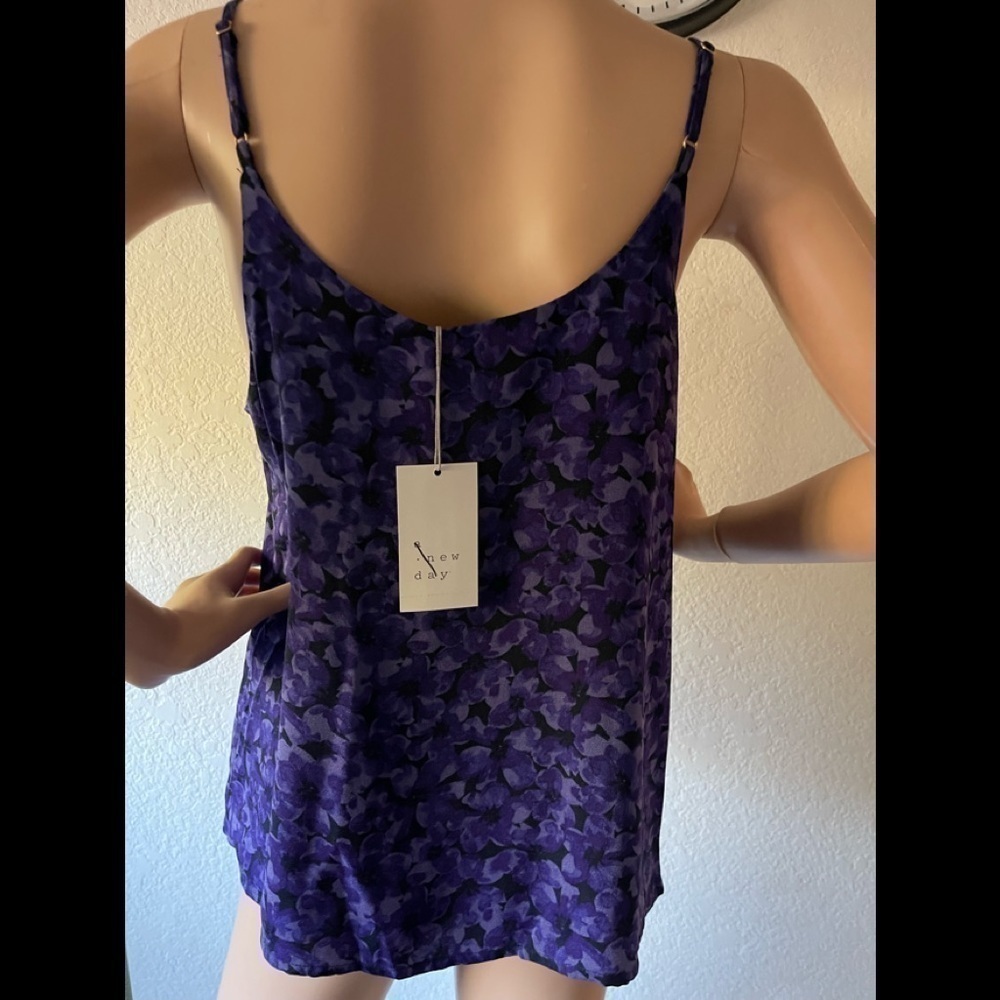 ๐ A New Day Purple Floral V-Neck Tank Top Medium - Picture 4 of 5